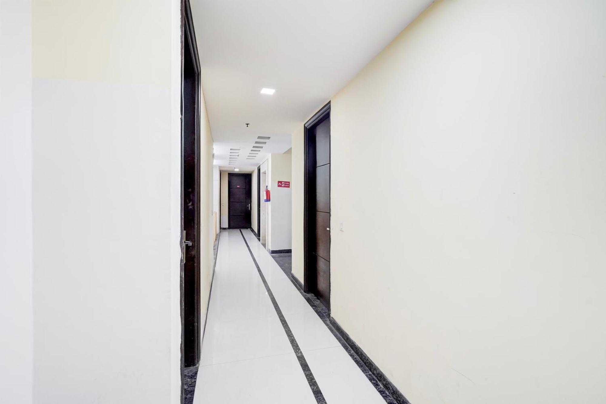 Super Townhouse Sector 51 Noida Near Metro Station Hotel Eksteriør billede